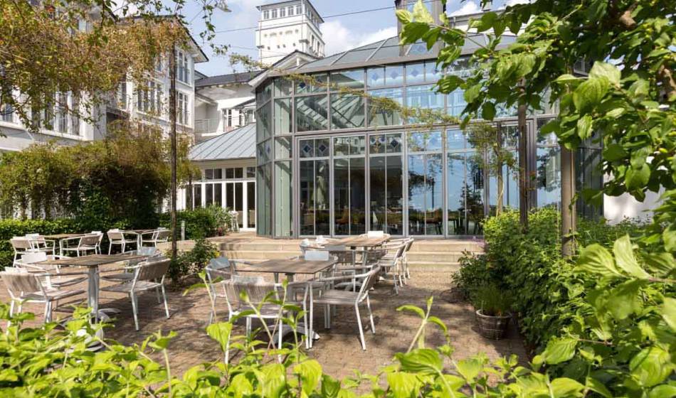 Cozy terrace of the Vju Hotel on Rügen with outdoor seating, perfect for breakfast on Rügen.