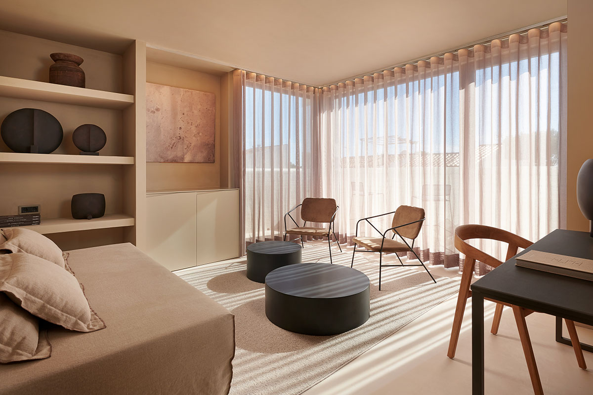 Light-flooded living room in the suite of the Barefoot Hotel Mallorca with modern furniture and warm colors.