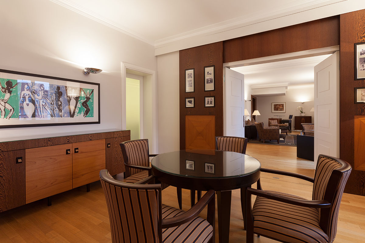 Essbereich in der Thomas Mann Suite, ideal für private Mahlzeiten und entspannte Dinner im Hotel Elephant Weimar.