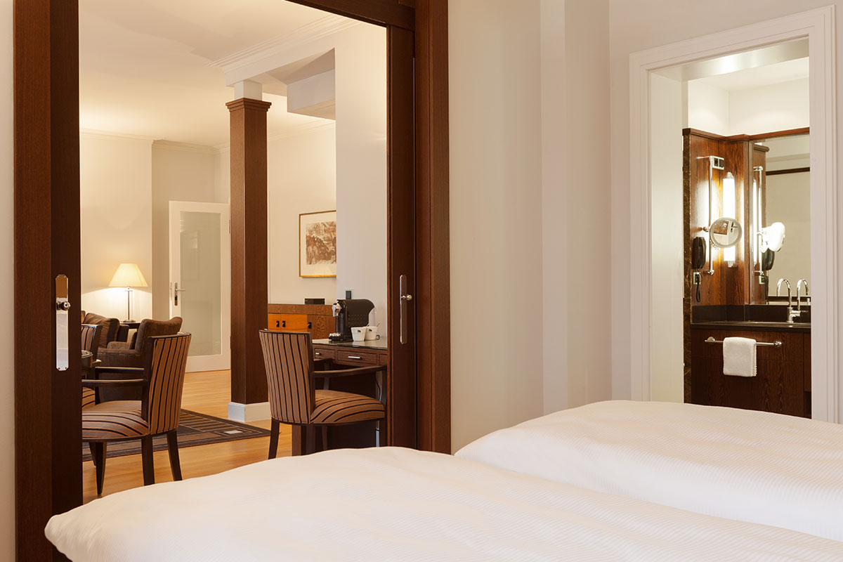 Geschmackvolle Gestaltung mit fließendem Übergang zwischen den Räumen in der Thomas Mann Suite im Hotel Elephant.