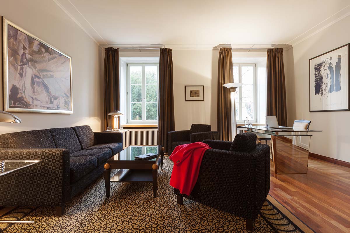 Wohnbereich mit modernen Möbeln und einladendem Sofa für entspannte Stunden in der Thomas Mann Suite im Hotel Elephant.