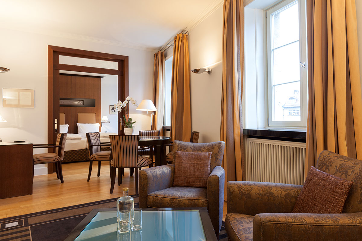 Eleganter Sitzbereich mit bequemen Sesseln, einem Couchtisch in der Thomas Mann Suite im Hotel Elephant Weimar.