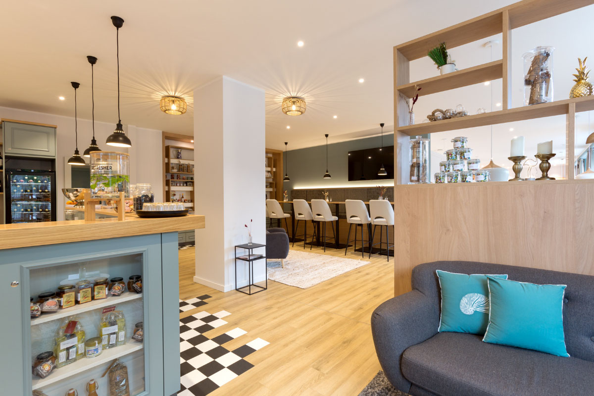Inviting dining area with bar, cozy seating and tasteful decoration at the Koopmanns Hotel &amp; Lädchen.