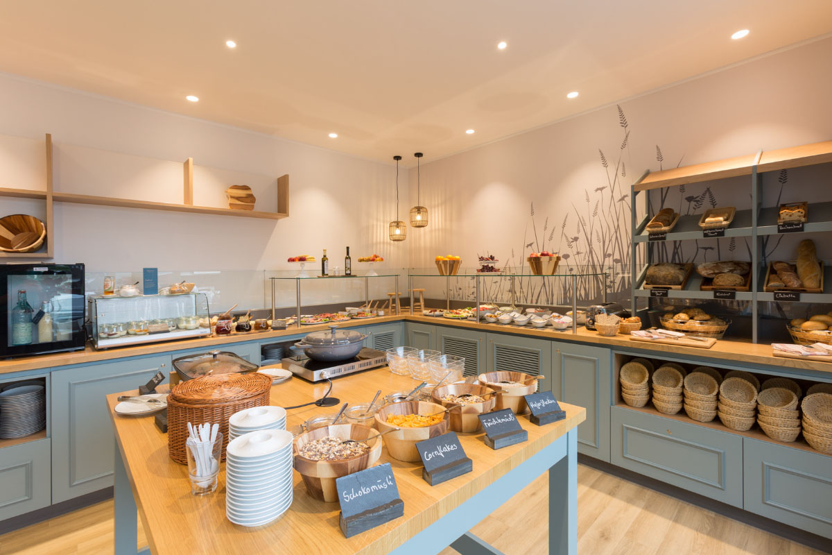 Breakfast buffet at the Koopmanns Hotel &amp; Lädchen with fresh bread, cereals, spreads and a wide selection of dishes.