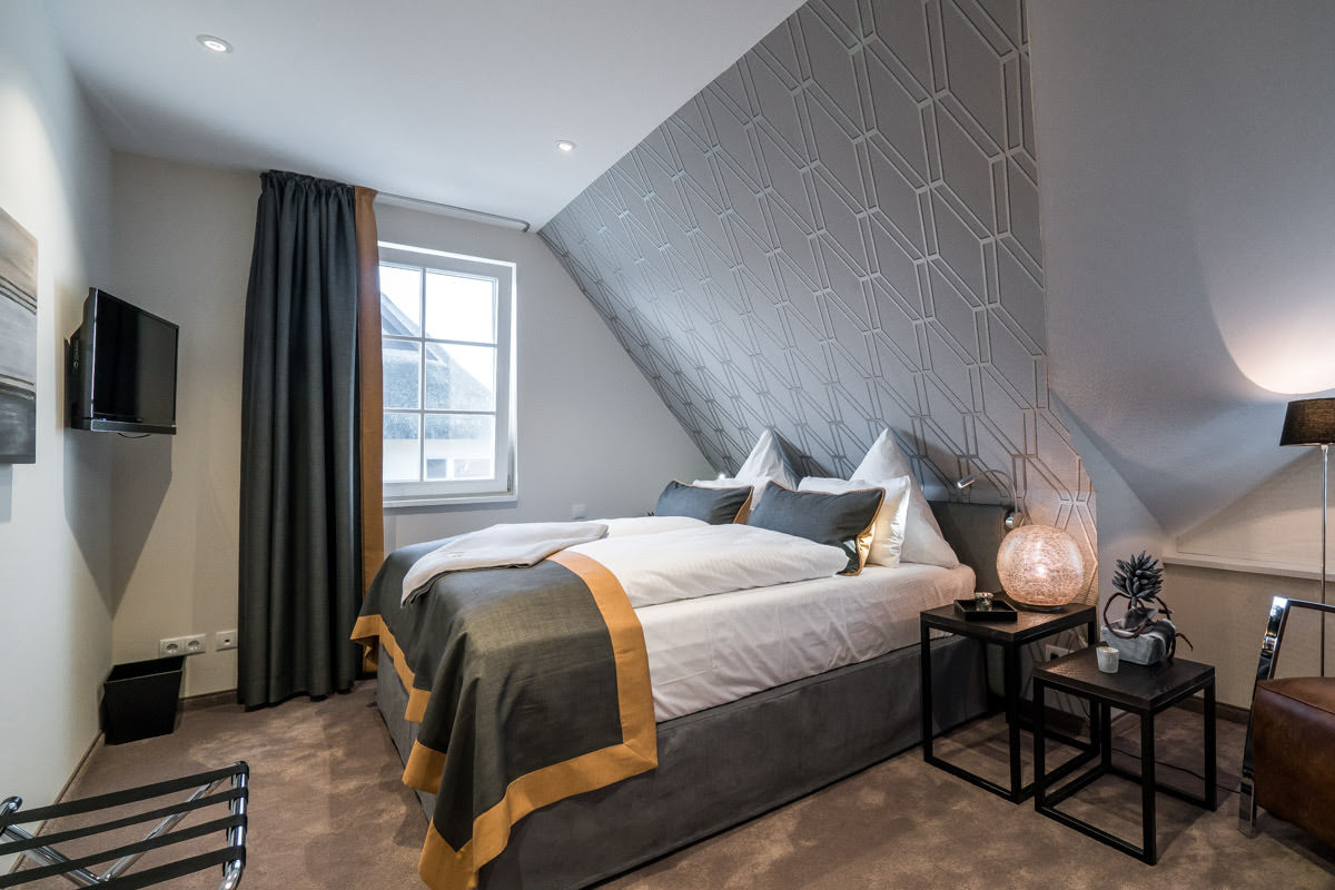 Bedroom in the Seewind vacation home with large double bed and modern furnishings from Hotel Künstlerquartier Seezeichen.