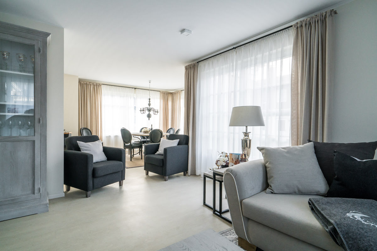 Light-flooded living room in the Seewind vacation home with elegant furnishings of the Hotel Künstlerquartier Seezeichen.