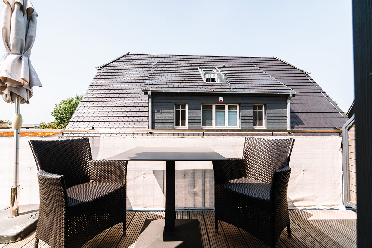 Private balcony in the Seeigel vacation apartment, equipped with comfortable seating in the Hotel Künstlerquartier Seezeichen.