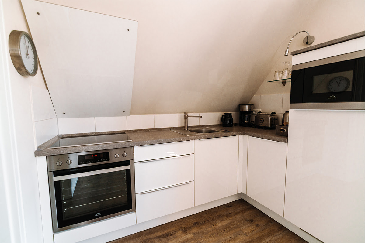 Bright and well-equipped kitchen in the Seeigel vacation apartment, perfect for relaxed cooking in the Hotel Künstlerquartier Seezeichen.