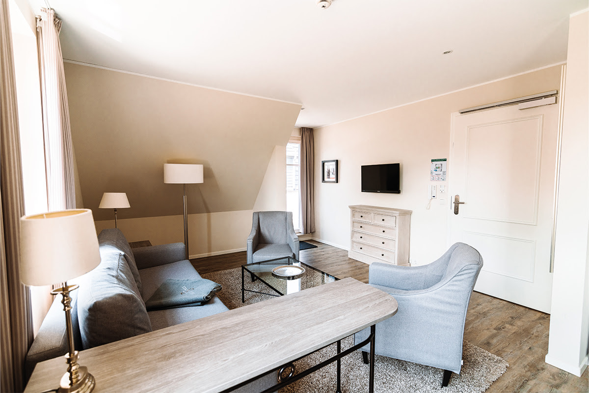 Cozy living room with modern furnishings in the Seeigel vacation apartment at Hotel Künstlerquartier Seezeichen.