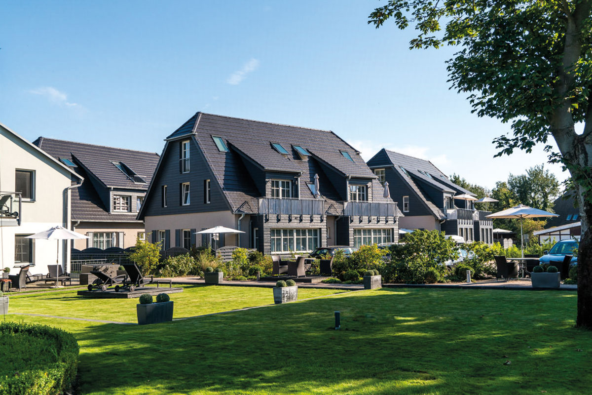 Modern building of the Dünenpark Ahrenshoop with large garden, part of the Hotel Künstlerquartier Seezeichen.