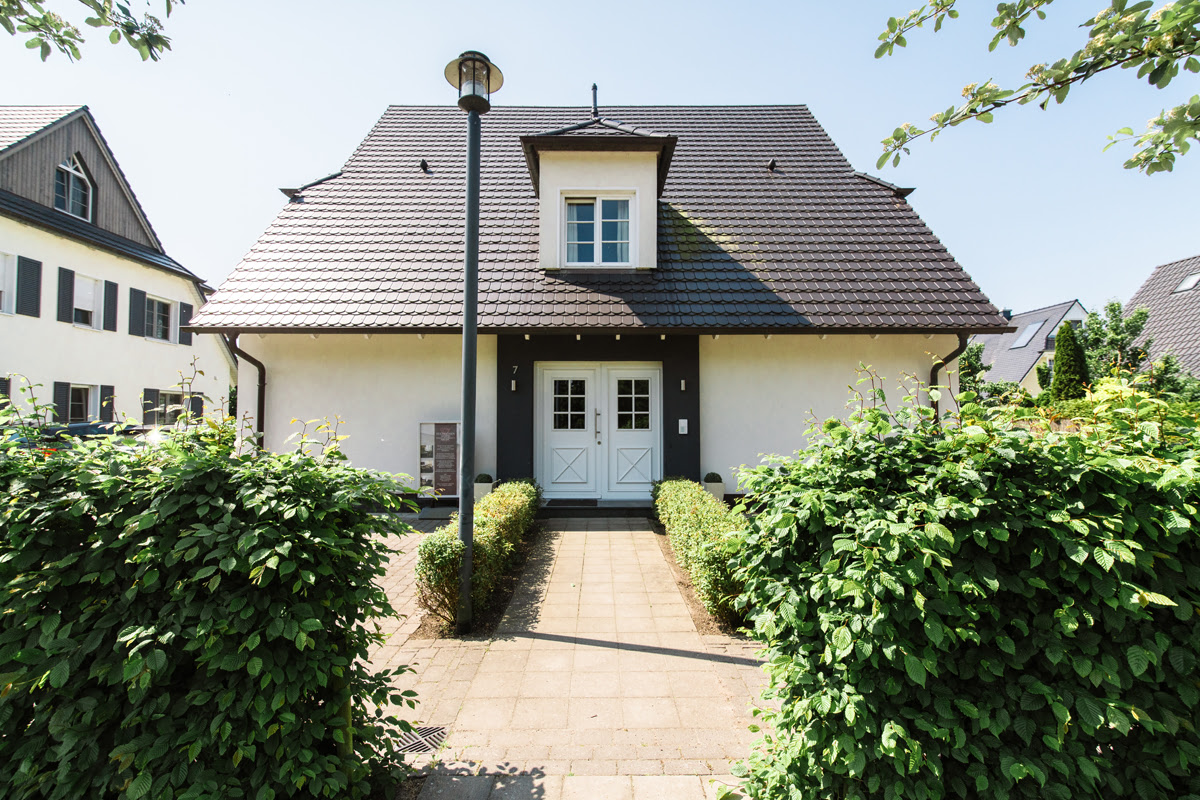 Exterior view of the Seeadler vacation apartment in the Hotel Künstlerquartier Seezeichen with its well-tended garden.