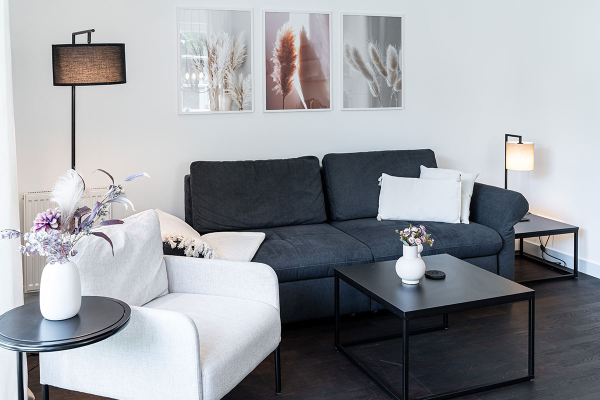 Elegant living room with cozy furnishings in the Seeschwalbe vacation apartment in the Hotel Künstlerquartier Seezeichen.