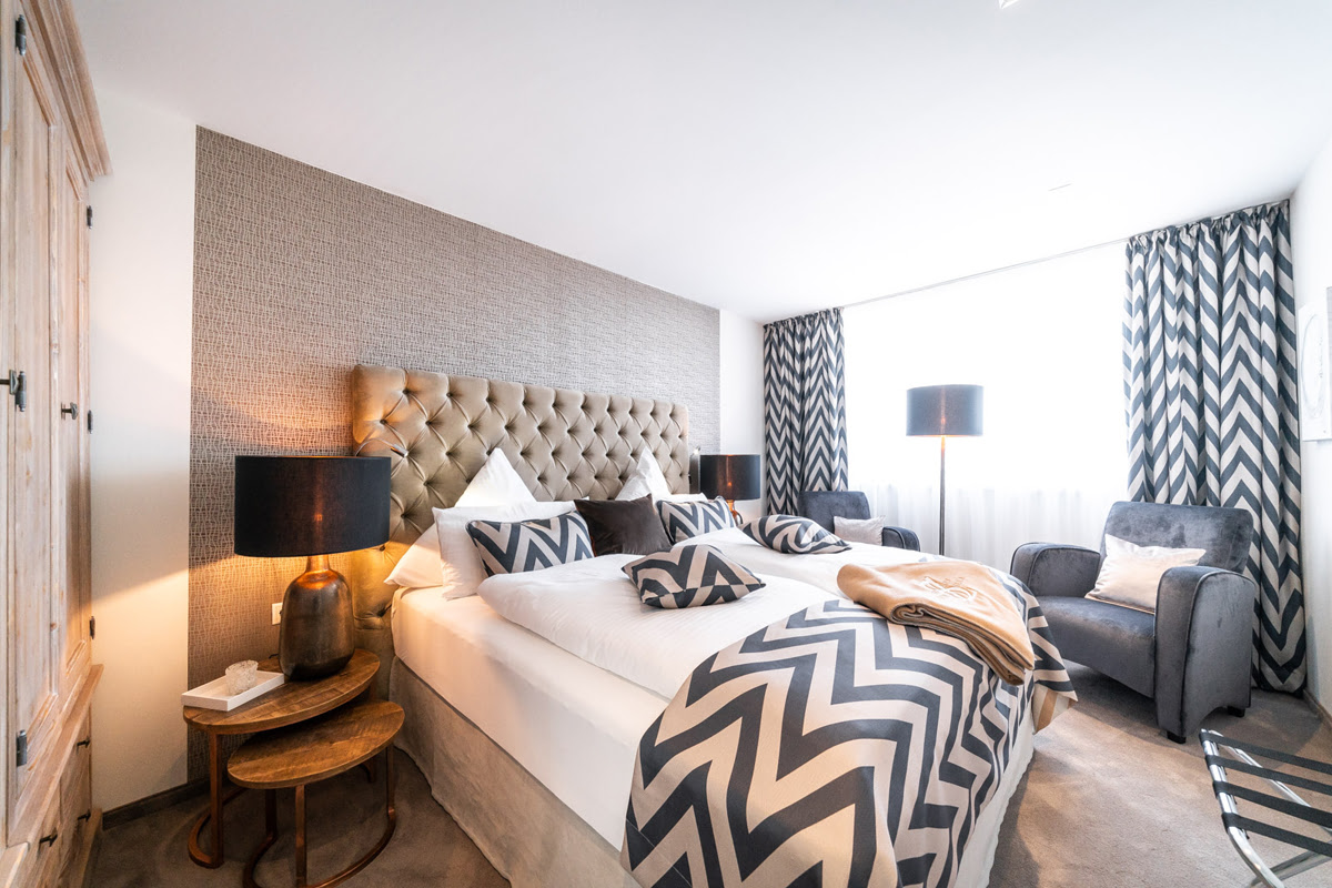 Luxurious bedroom with large bed and stylish decoration in the Strandjuwel vacation apartment in the Künstlerquartier Seezeichen.