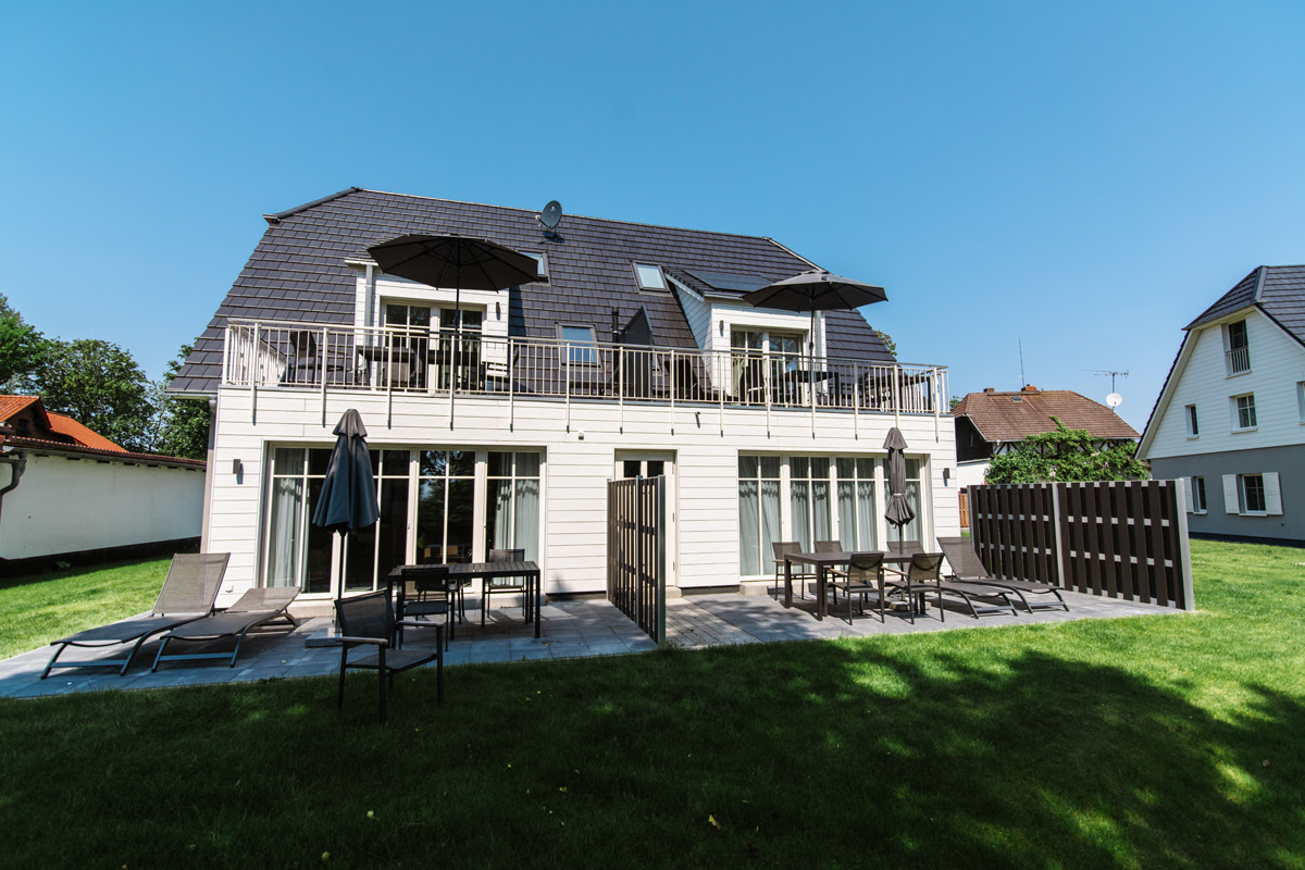 Exterior view of two semi-detached houses, one of which belongs to the Strandjuwel vacation apartment at the Hotel Künstlerquartier Seezeichen.