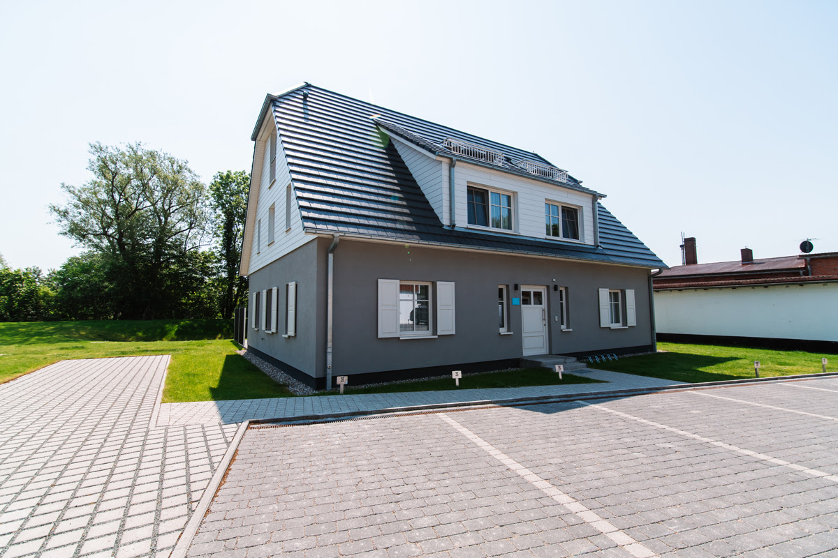 Beach villa with large parking lot and green garden in Ahrenshoop belonging to the Hotel Künstlerquartier Seezeichen.