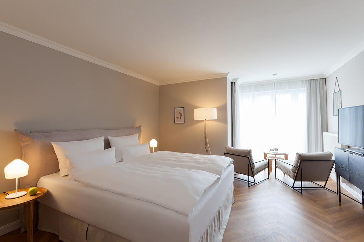 High-quality furnished room with soft double bed in the double room with Baltic Sea view of the Vju Hotel.