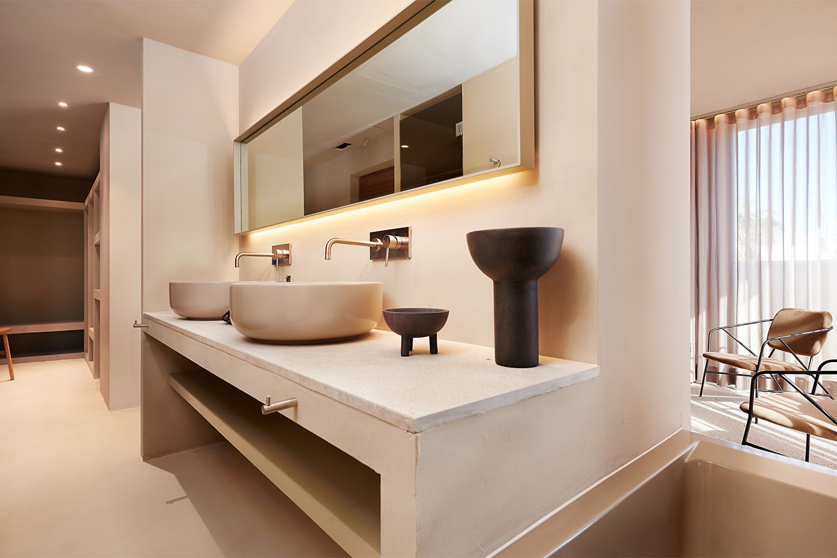 Modern bathroom with double sinks, large mirror and minimalist decoration in the Barefoot Hotel in Mallorca.